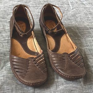 Clarks Artisan Collection brown leather wedge sandals with ankle strap, size 6